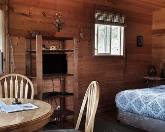 Cozy Cabin in Kettle Valley - Midway - Bedroom
