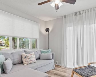 SunKissed in St Pete is a 3 BR Home with Heated Pool and great outdoor space Near the Beach - St. Petersburg - Sala de estar