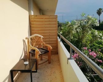 Perigiali beach apartment - Lechaio - Balcón