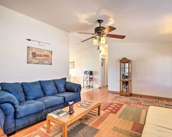 Quiet Tombstone Retreat about 3 Mi to Historic Dtwn! - Tombstone - Sala de estar
