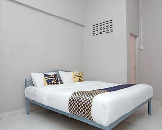 Super OYO 2200 Hotel Gunung Sari - Bandar - Bedroom
