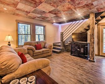 Timberland Estates Cabin Close to Trails! - Reedsville - Living room