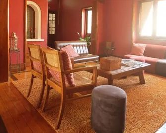 Oc Salon Charm Hostel & Suites - Aveiro - Living room