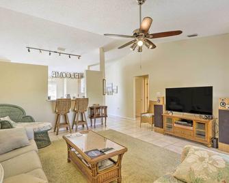Bright Titusville Retreat With Lanai - Wfh Friendly! - Titusville - Living room