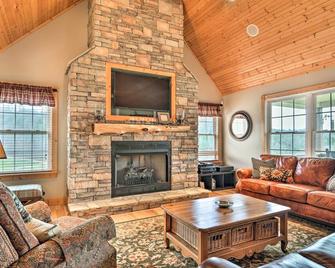 Mountain-View Franklin Retreat Near Hiking! - Franklin - Living room