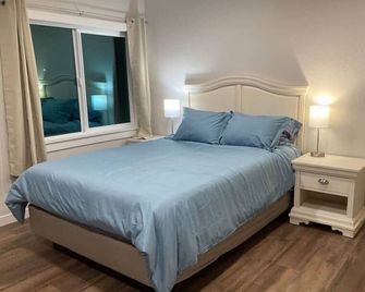 Riverfront Cottage with Hot Tub 1/4 mi from Beach - Brookings - Ložnice