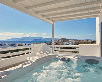 18 Grapes Hotel - Agios Prokopios - Slaapkamer