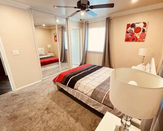 Great For Business & Family Trips 3bd 2ba Close To Desneyland, Free Parking - Orange - Bedroom