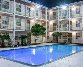 聖安東尼奧 6 號開放式公寓酒店 - 拉克蘭 AFB - 聖安東尼奥 - 聖安東尼奧 - 游泳池