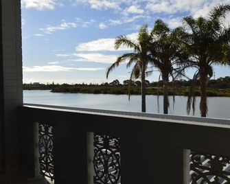 The Parade Hotel - Bunbury - Balcony