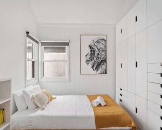 Urban Elegance in Alexandria with Parking - Sydney - Bedroom