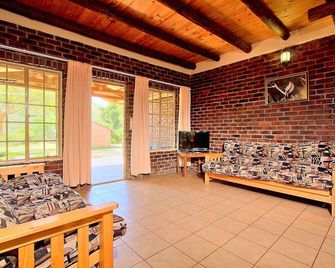 Elangeni Holiday Resort - Emgwenya - Living room