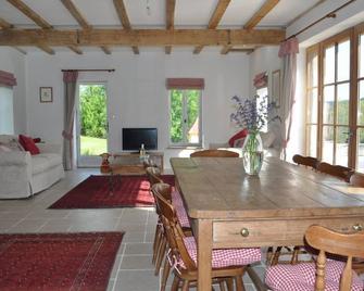 Rose Barn Dordogne. Child Friendly Holidays. Heated Pool. Gite. - Saint-Pompont - Dining room