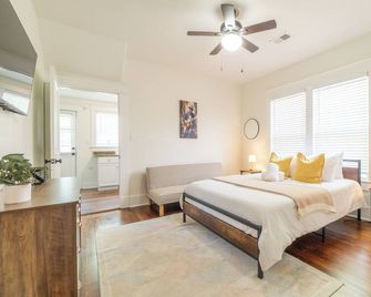 High Speed Internet-Coffee Bar-Large Private Yard-Cozy - Memphis - Bedroom