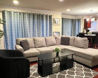 Beautiful 6 bed/3.5 bath Retreat - Near Washington DC, Silver Spring & Baltimore - Laurel - Living room