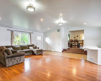 Spirit Lake Home with Fenced Yard 1 Mi to Water! - Spirit Lake - Sala de estar