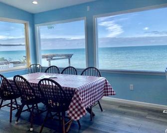 Lakefront Property + Beautiful Sunsets on Sand Point! - Pigeon - Restaurant