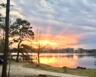 Cabin 5, Waterfront, Onalaska, Lake Livingston, Texas - Onalaska - Outdoors view