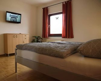 The Lichtblick holiday apartment in Hehlen is located in the junction of the Weser Uplands. - Hehlen - Bedroom