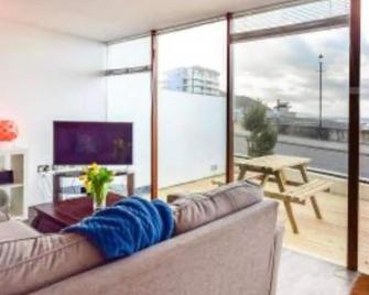 Westward Ho! Beachfront Luxury for 2 - Westward Ho - Living room