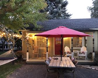 Charming studio cottage on quiet street with beautiful landscaping and gardens. - Paonia - Patio