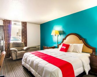 OYO Hotel Hutchinson Ks West 4th Ave - Hutchinson - Bedroom