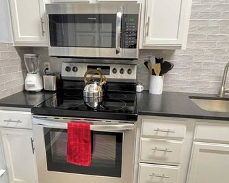 Stay at Steuben Hot Tub Remodeled Home - Springdale - Kuchnia