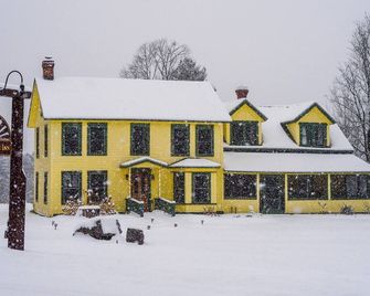 Queen Room with Mtn Views - Keene - Building