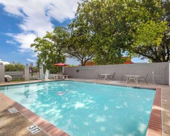 Econo Lodge Inn And Suites Near Lackland Afb - San Antonio - Piscine