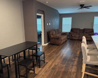 Cozy 3-bedroom family house in San Antonio next to Lackland AFB - San Antonio - Living room