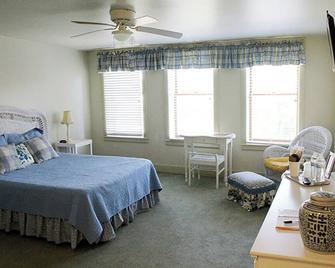 Cozy room located in historic downtown with a 5 minute walk to the riverfront! - Louisiana - Bedroom