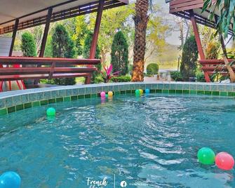 Lemon Chalet Kaeng Krachan Resort - Kaeng Krachan - Pool