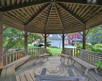 Quiet, private apartment on a 160-year-old farm. Attractions within 5 miles. - Paradise - Patio