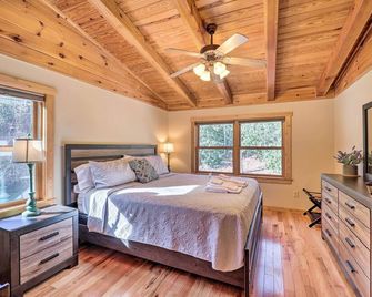 4 Mi to Sugar Mtn Rocky Creek Cabin with Hot Tub - Banner Elk - Bedroom