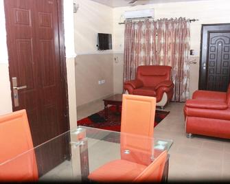 L & L Executive Hotels And Suites - Uyo - Living room