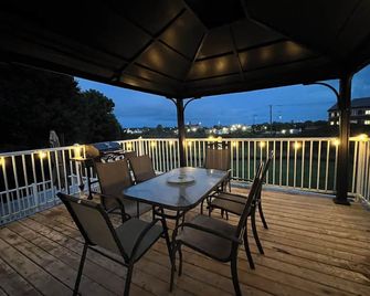 Arbour Ridge Vacation Home - Trail View! 5 bedrooms, 7 beds - Kingston - Balcony