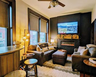 Downtown Loft apartment! Cozy,modern but yet with historical charm! - Franklin - Sala de estar