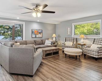 Monticello Vacation Rental w/ Private Boat Dock! - Monticello - Huiskamer