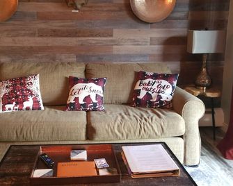 Clean Ski in ski out condo located at Seasons on Mt. Snow. - Dover - Living room
