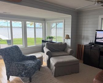 Charming 4-bedroom cottage on gorgeous Bear Lake - Bear Lake - Living room