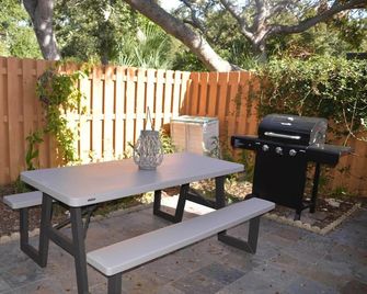 Newly renovated beachy townhouse w/ private courtyard, covered parking - Cape Canaveral - Binnenhof