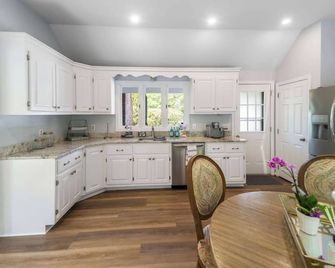 Falmouth Beach House: Bbq Bikes Family Fun & More - Falmouth - Kitchen