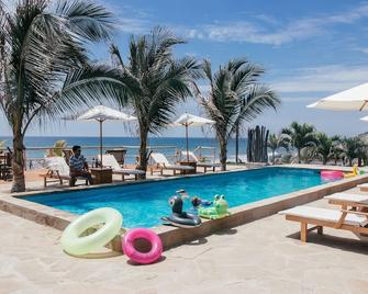 Baja Canoas Hotel - El Plátano - Piscina