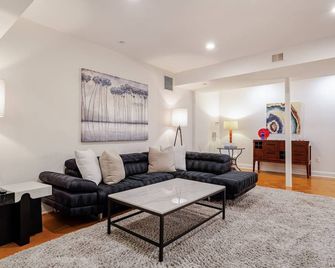 Stylish Spacious Greentree Apartment - Bethesda - Living room