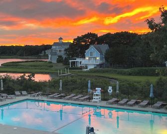 Modern Cape Cod home in vibrant beach community - steps to beach; pool access!! - East Falmouth - Pool