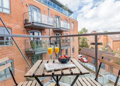 Modern and chic city centre apartment with parking - Oxford - Balcony