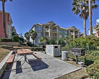 Walk to Beach Lavish Resort Escape in Galveston! - Galveston - Property amenity