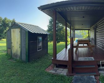 Welcome Dona Catalina Farm House a quiet and spacious home in Tell City IN. - Tell City - Binnenhof