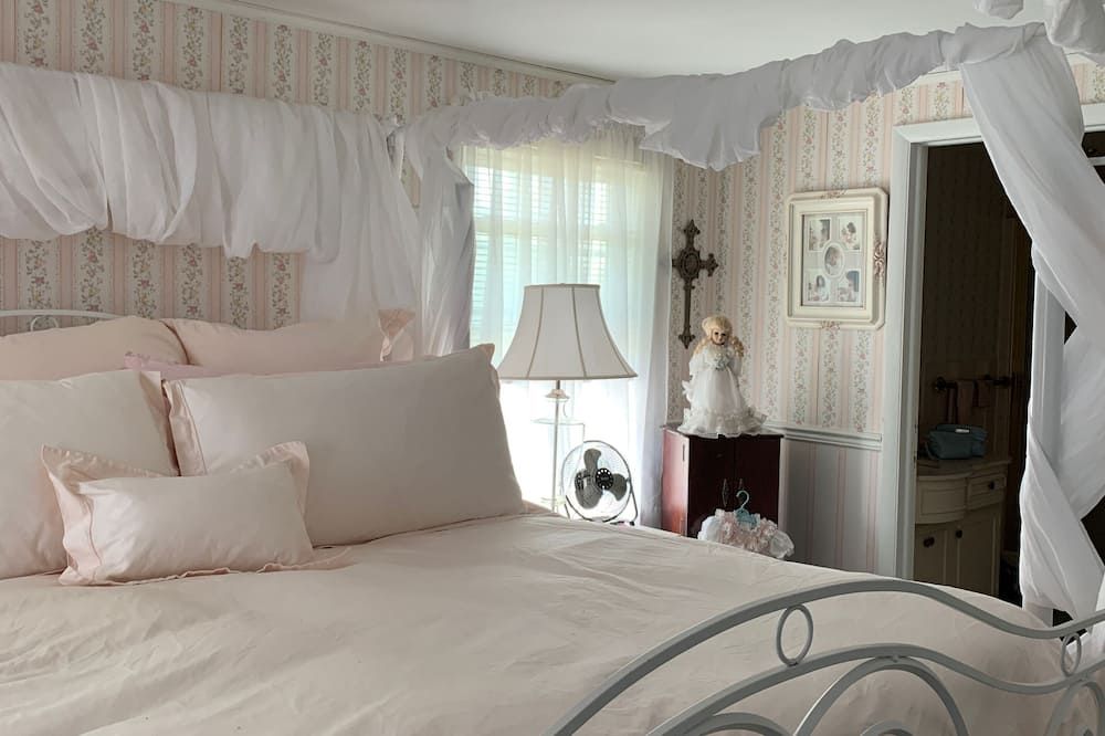 Charming Victorian-Style Guest House - Cody - Bedroom