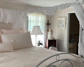 Charming Victorian-Style Guest House - Cody - Bedroom